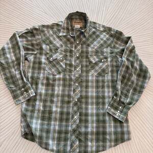 Wrangler Women's Essential Long Sleeve Plaid Snap Shirt in green